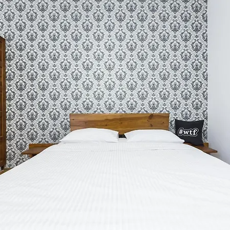 на романчука в центрі *