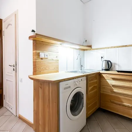 на романчука в центрі *