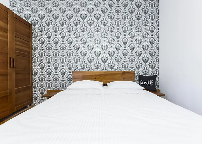 на романчука в центрі *