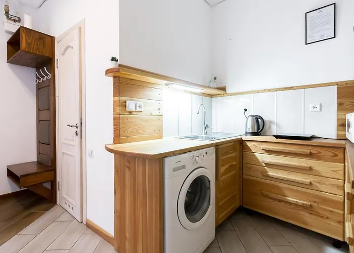 на романчука в центрі *