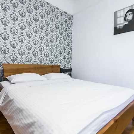 на романчука в центрі Apartment *